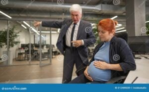 mulher gravida abrindo a porta do escritorio