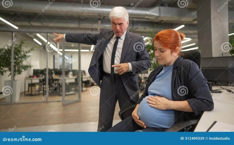 mulher gravida abrindo a porta do escritorio