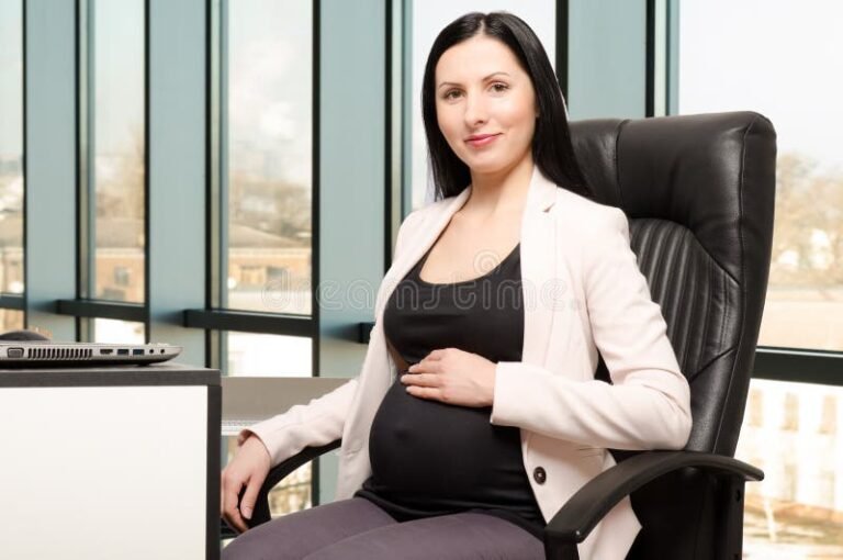 mulher gravida sorrindo no ambiente de trabalho 2