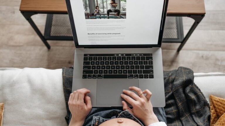 Qual A Diferença Do Salário Maternidade Para Trabalhadores Urbanos E Rurais 2 mulher gravida trabalhando em campo e escritorio