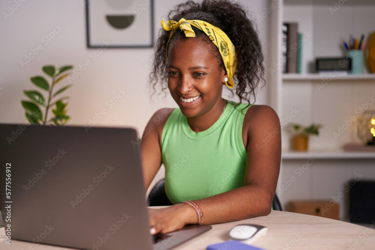 Como a Dona de Casa Pode Solicitar Benefícios do INSS 11 mulher sorridente usando computador em casa
