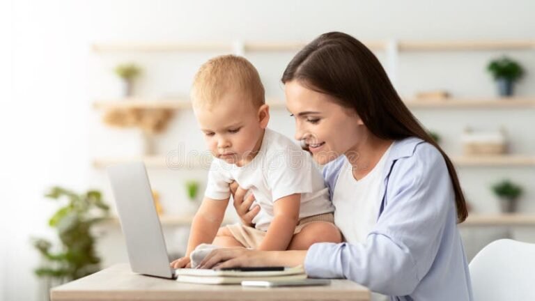 mulher sorrindo com bebe e laptop