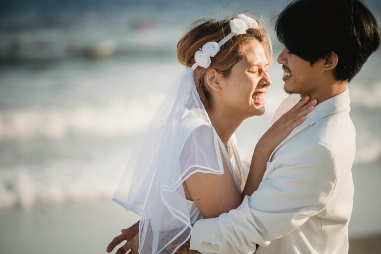 noivos felizes celebrando em praia ensolarada