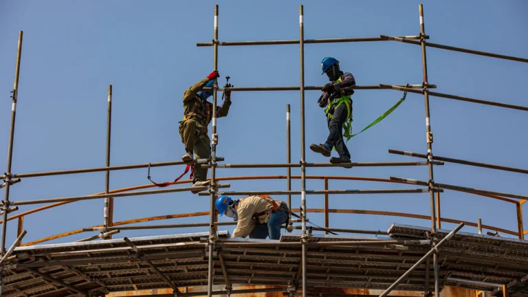 É Considerado Trabalho em Altura Toda Atividade Executada Acima de Qual Altura 10 operario com equipamento de seguranca em altura