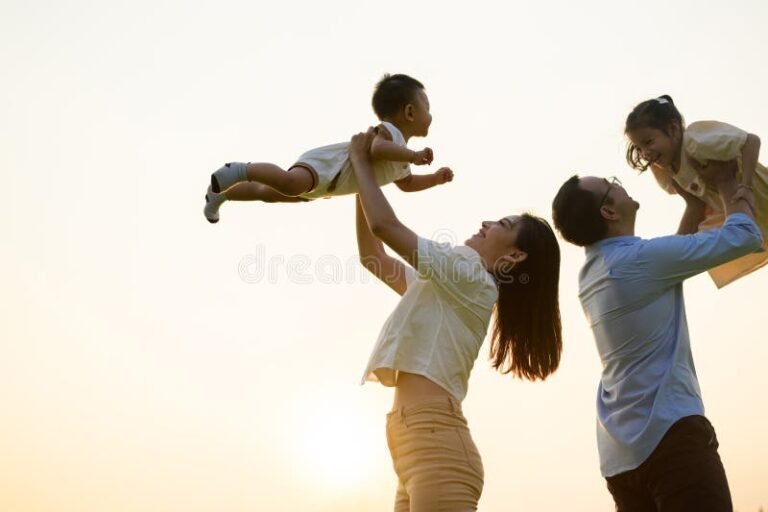 Quais São os Direitos do Pai Que Paga Pensão Alimentícia 1 pai feliz segurando filhos no parque