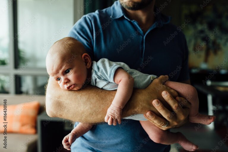 Quais São os Direitos do Pai Quando o Filho Nasce 2 pai segurando bebe recem nascido nos bracos