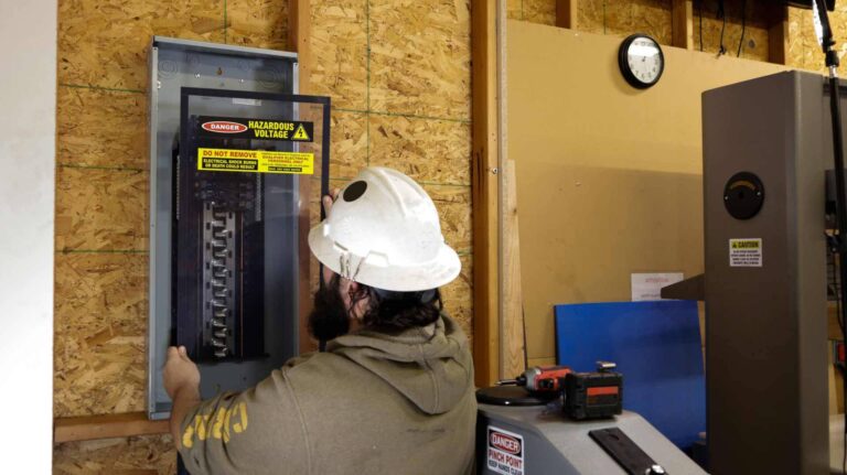 painel eletrico seguro com protecao acrilica