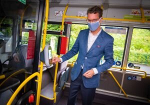 passageiro usando transporte publico com cartao