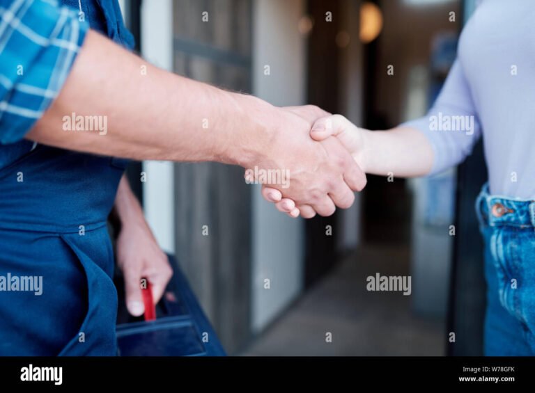 pessoa apertando a mao ao sair do trabalho