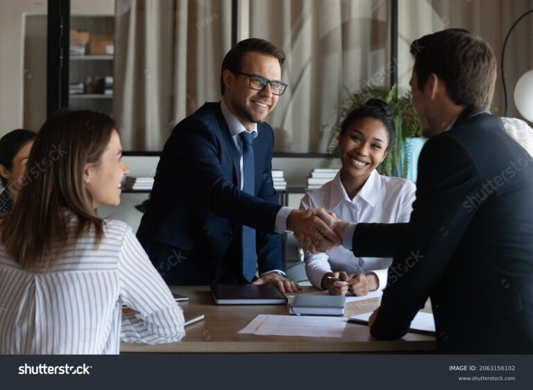 Como Funciona o Acordo para Sair da Empresa Sem Prejudicar Direitos 3 pessoa apertando as maos em negociacao amigavel