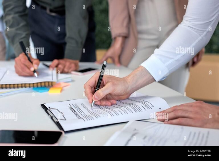 pessoa assinando acordo com empresa formalmente