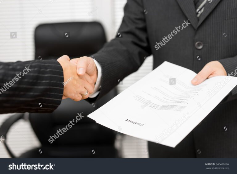 Quem Faz Acordo Trabalhista Ainda Tem Direito ao Seguro-Desemprego 1 pessoa assinando documento com aperto de mao