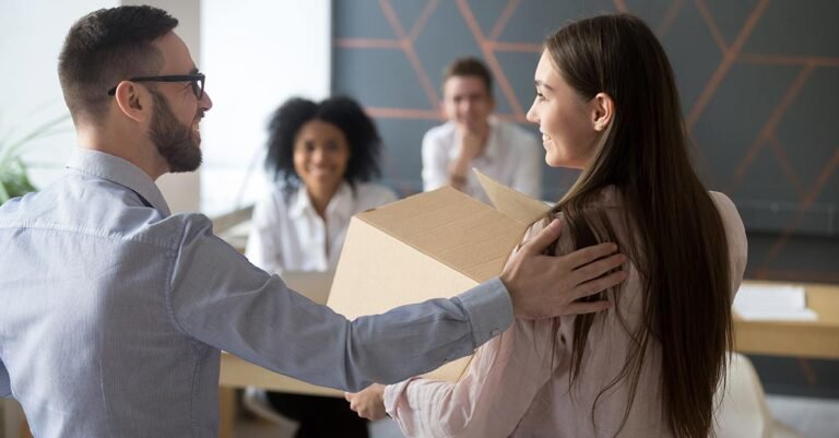 pessoa cabisbaixa segurando carta de demissao