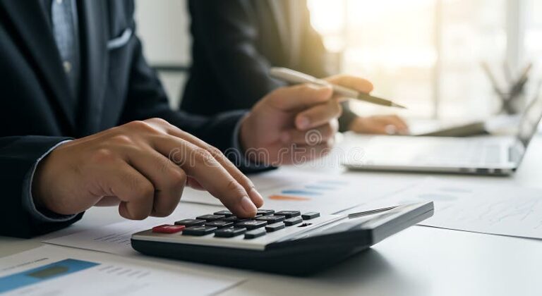 pessoa calculando financas com calculadora e caderno