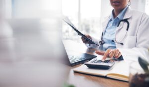 pessoa calculando financas com documentos medicos