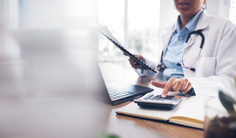 Como Calcular a Rescisão Após Auxílio Doença Corretamente 5 pessoa calculando financas com documentos medicos