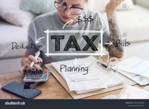 pessoa calculando imposto com calculadora e documentos