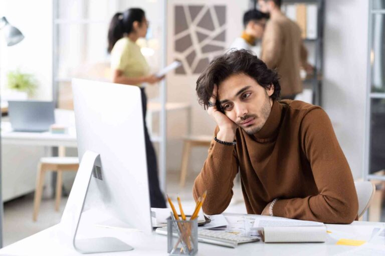 pessoa cansada em pe no ambiente de trabalho