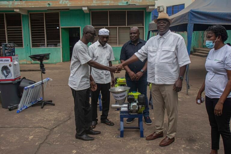 pessoa com deficiencia recebendo suporte comunitario