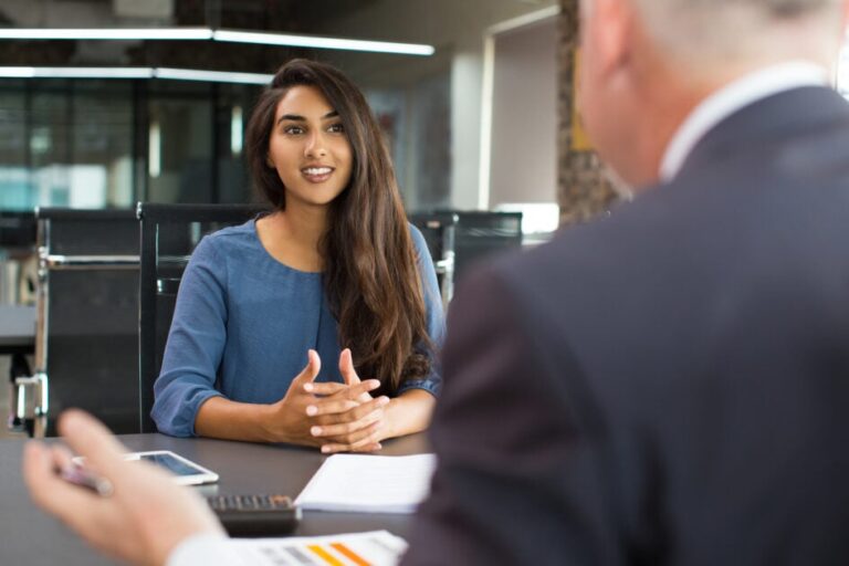 Como Agir em Entrevista de Emprego Para Garantir o Sucesso 6 pessoa confiante em entrevista de emprego 1