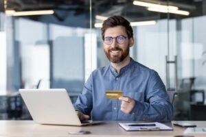 pessoa confiante segurando carteira de trabalho