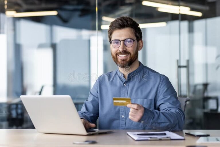 Candidato Não Eleito na CIPA Tem Direito à Estabilidade 3 pessoa confiante segurando carteira de trabalho