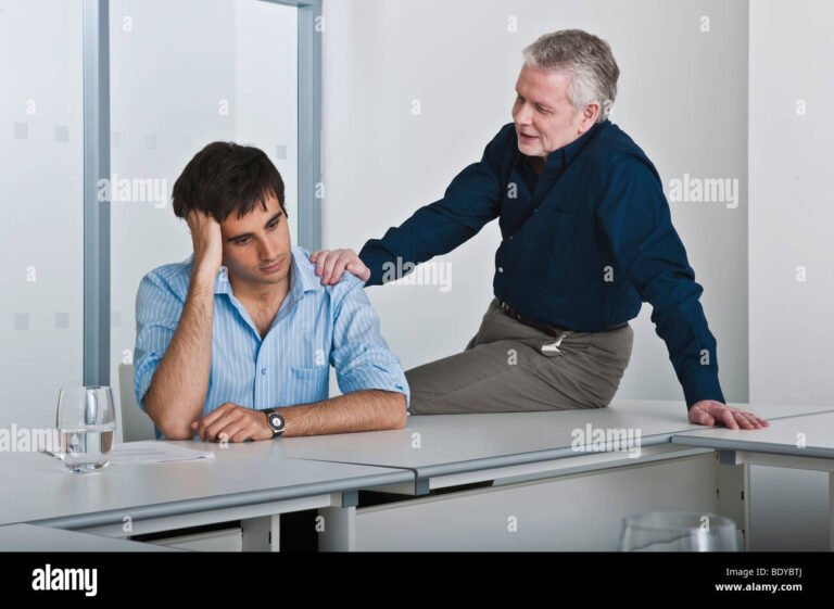Tenho Direito a Folga no Trabalho Quando Minha Tia Morre 4 pessoa consolando colega no ambiente de trabalho