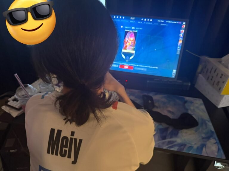 Como Consultar o Nome no SPC para Saber Se Está Negativado 7 pessoa consultando nome em tela de computador