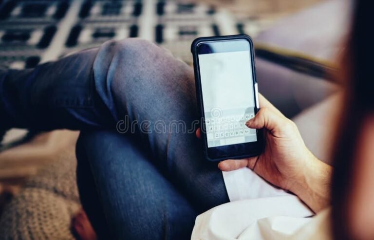 pessoa consultando saldo em celular moderno