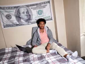 pessoa contando dinheiro com calendario ao lado