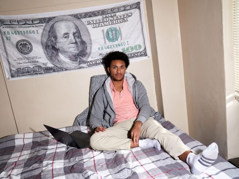 pessoa contando dinheiro com calendario ao lado