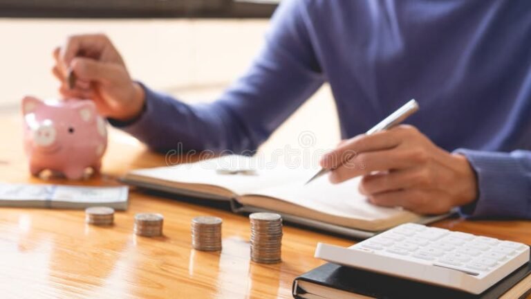 pessoa contando dinheiro e anotando calculos