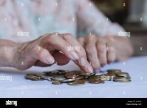 pessoa contando moedas em maos femininas