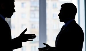 pessoa conversando calmamente com chefe formalmente