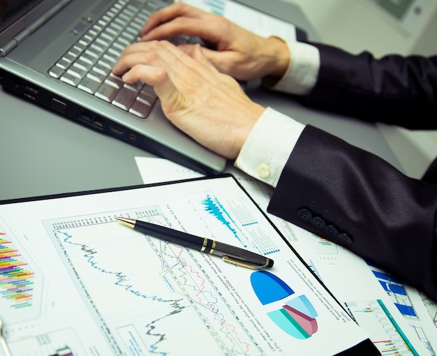 Como Fazer um Termo de Rescisão de Contrato de Trabalho no Word 3 pessoa digitando documento no laptop moderno