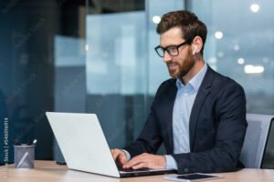 pessoa digitando laptop em mesa de trabalho