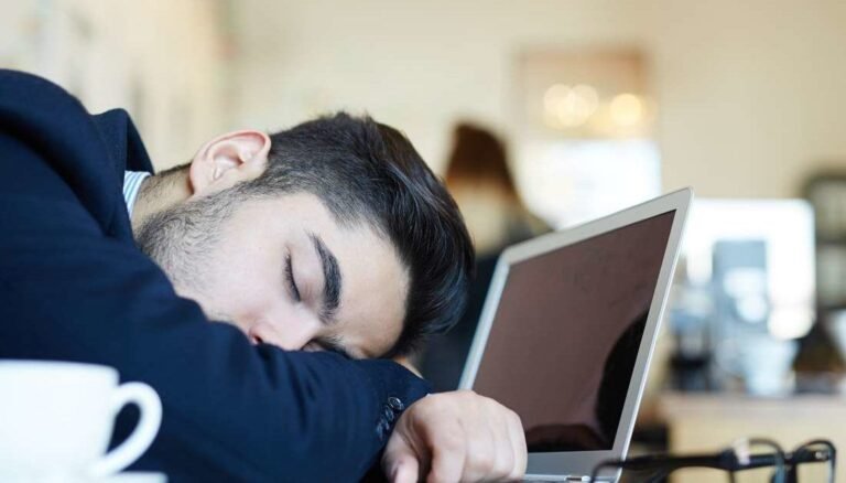 Dormir No Trabalho Pode Gerar Justa Causa Entenda os Riscos