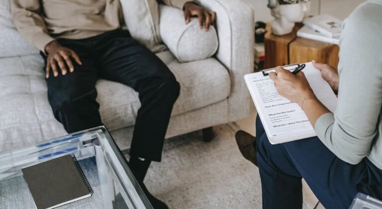 pessoa entregando atestado medico no trabalho