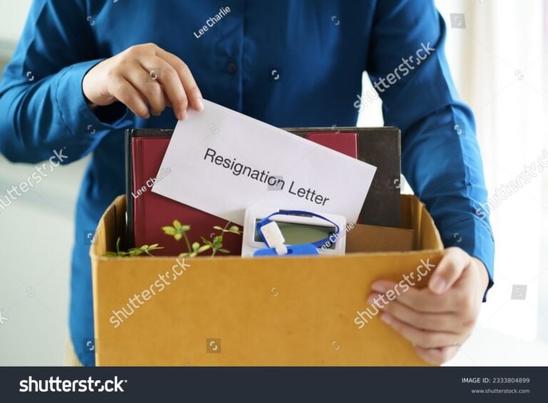 pessoa entregando carta de demissao com mala