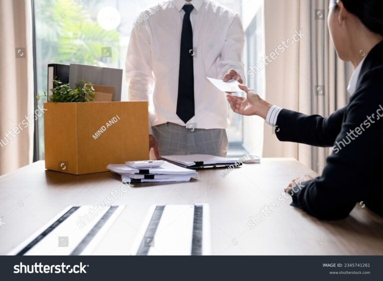 pessoa entregando carta de demissao no escritorio 2