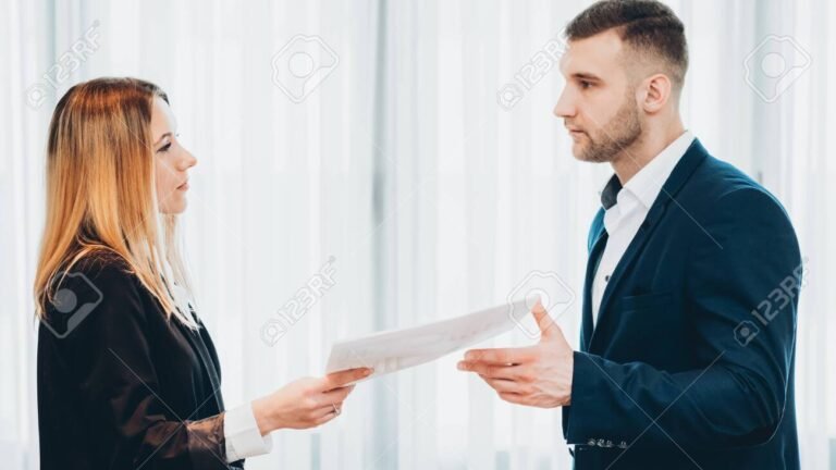 pessoa entregando carta de demissao no trabalho 9