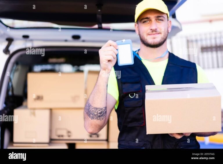 pessoa entregando carteira de trabalho assinada