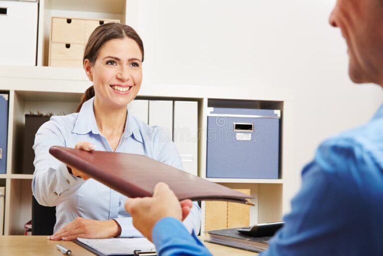 pessoa entregando documento em escritorio de rh