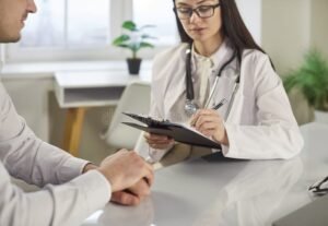 pessoa entregando documento no consultorio medico