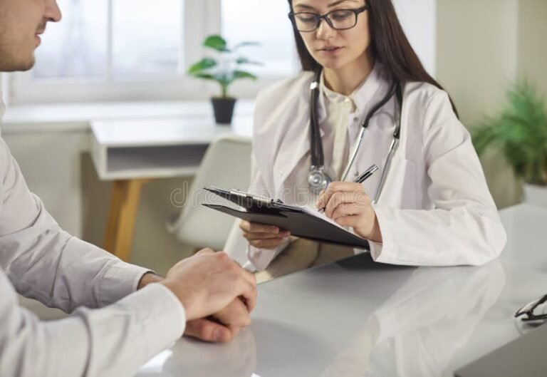 pessoa entregando documento no consultorio medico