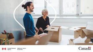 pessoa entregando documentos em escritorio vazio 1