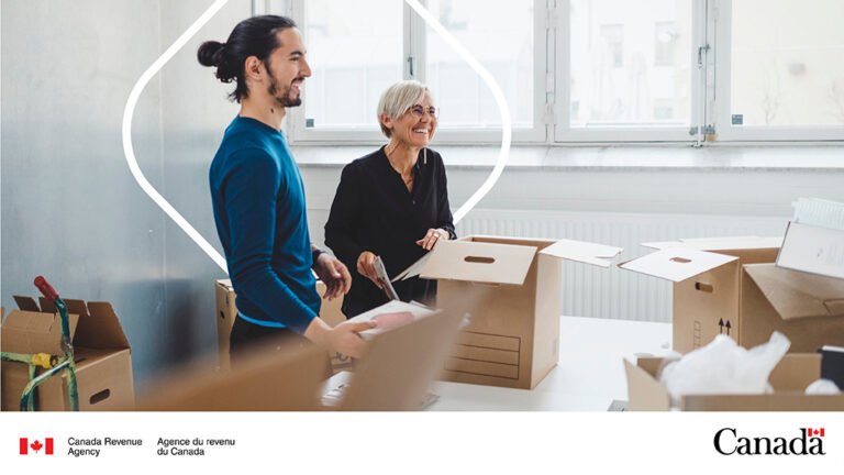 pessoa entregando documentos em escritorio vazio