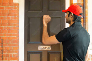 pessoa entregando encomenda na porta