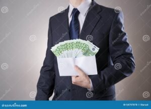 pessoa entregando envelope de dinheiro formalmente