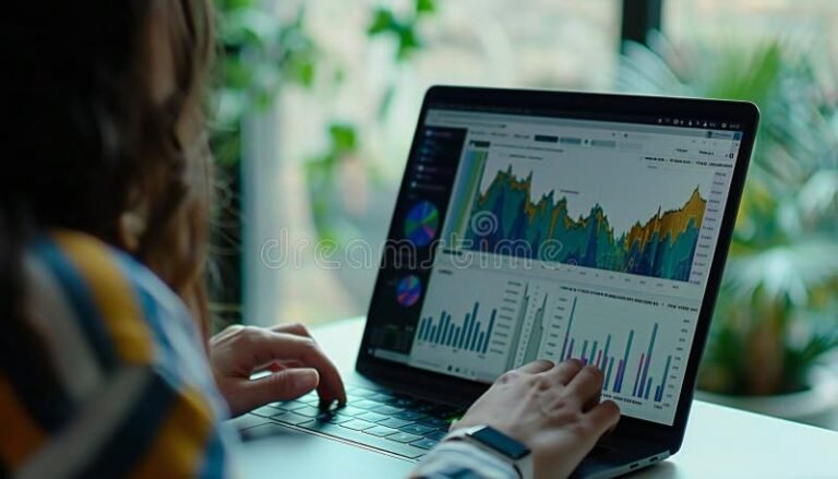 Onde Encontrar Curso de BPO Financeiro Gratuito Online 2 pessoa estudando financas em laptop